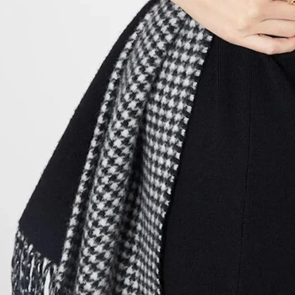 Houndstooth Hooded Scarf - New With Tags - NEVER WORN - Black And Houndstooth Hooded Scarf - New With Tags - NEVER WORN - Black And